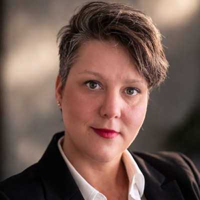 Portrait von Jennifer Eberlei, Gründerin von Jurono